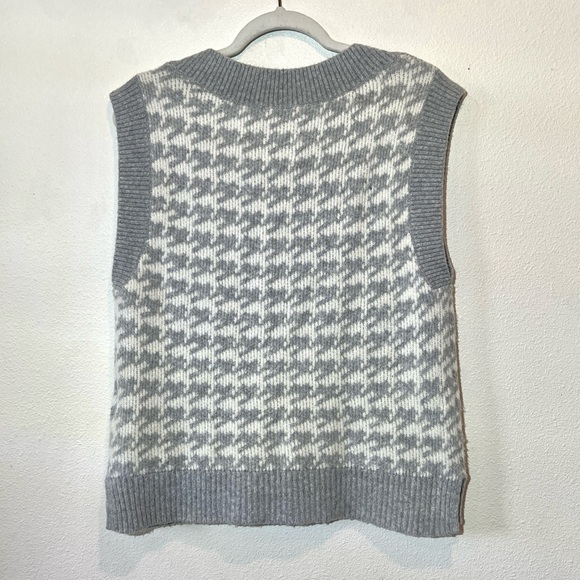 Abercrombie & Fitch Gray and Cream Houndstooth V-Neck Sweater Vest Size S - Picture 6 of 9